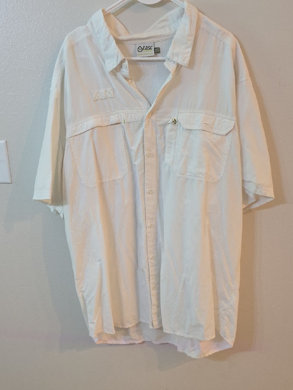 Tasc Performance XXL Men's Short Sleeve Button-Up Shirt in White